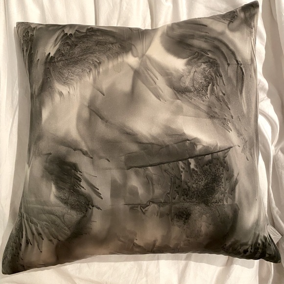 2 Silk 20x20 Aviva Stanoff Black & White Pillows - Picture 1 of 7